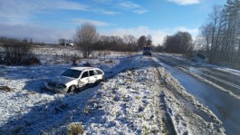 На полесской трассе в ДТП из-за снега и гололедицы в кювет улетели две машины