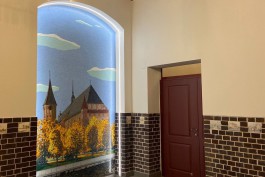 Подъезд бывшего еврейского приюта в Калининграде украсили мозаикой с Кафедральным собором