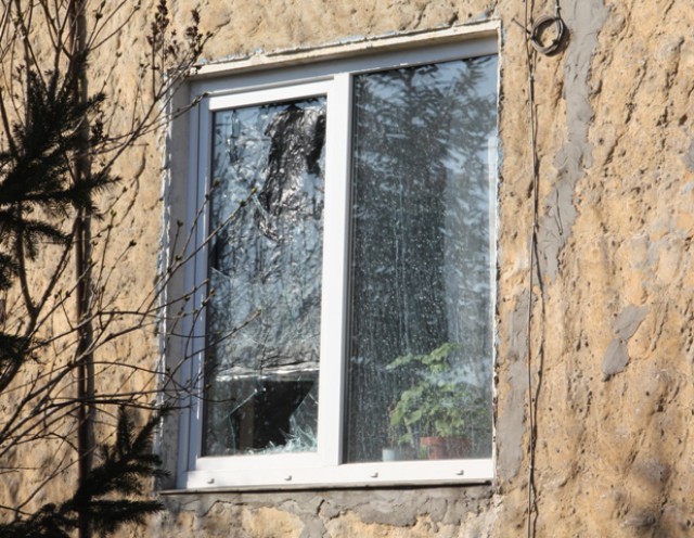 Окно в доме на ул. Островского, через которое пытались влезть воры