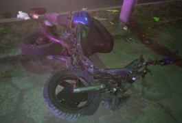 В Калининграде двое на скутере въехали в столб: погиб 22-летний водитель
