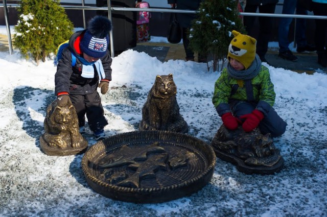 Скульптуры котов в Зеленоградске утеплили к зиме