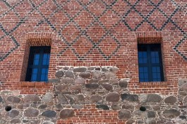 В старинном флигеле замка Тапиау в Гвардейске начали устанавливать окна