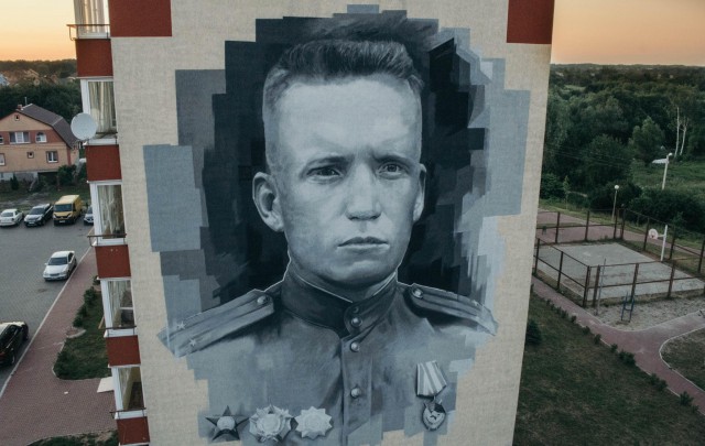На фасаде дома в Калининградской области нарисовали 17-метровый портрет Николая Мамонова