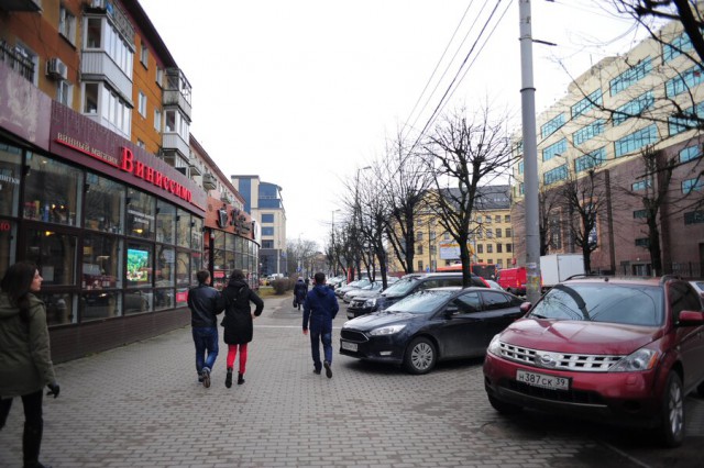 «Кто успел, тот и встал»: какие бесплатные парковки остались в центре Калининграда 