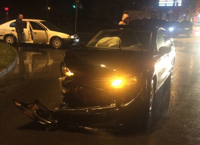 В новогоднюю ночь на улице Невского в Калининграде столкнулись два автомобиля