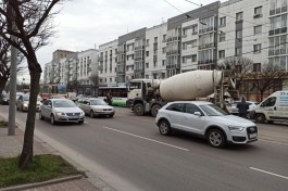 Из-за ДТП с бетономешалкой в центре Калининграда встали трамваи