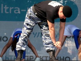 Калининградские полицейские провели зарядку для детей 