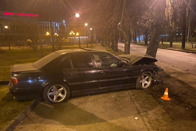 Рядом с Домом искусств в Калининграде «БМВ» врезался в дерево и вылетел на тротуар