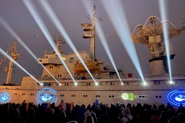 На набережной Музея Мирового океана в Калининграде устроили световое шоу в честь Дня космонавтики (фото, видео)