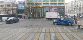 На площади Победы в Калининграде столкнулись два автомобиля: образовалась пробка