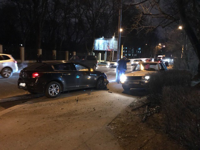 На улице Брамса в Калининграде две машины вылетели на тротуар после ДТП