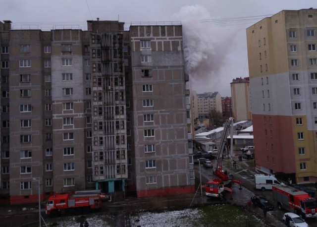 Спасатели эвакуировали 31 человека из горящей многоэтажки на улице Гайдара в Калининграде