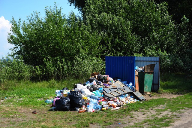 Жители Балтийского района жалуются на огромные горы мусора