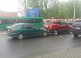 На площади Василевского в Калининграде столкнулись «Опель» и «Хонда»