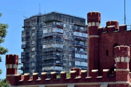 Напротив Королевских ворот в Калининграде начинают ремонт советской панельки (фото)