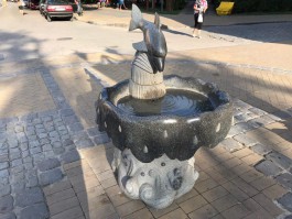 В Зеленоградске вандалы сломали фонтан в виде дельфина