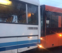 На съезде с эстакадного моста в Калининграде столкнулись два автобуса: образовалась пробка