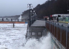 Очевидцы: Из-за сильных волн в Светлогорске обвалилась часть променада