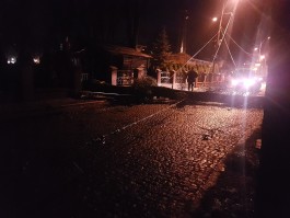 Упавшее дерево заблокировало проезд по улице Верхнеозёрной в Калининграде