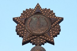 «Завершённая колонна»: на главной площади Калининграда установили орден Победы (фото)