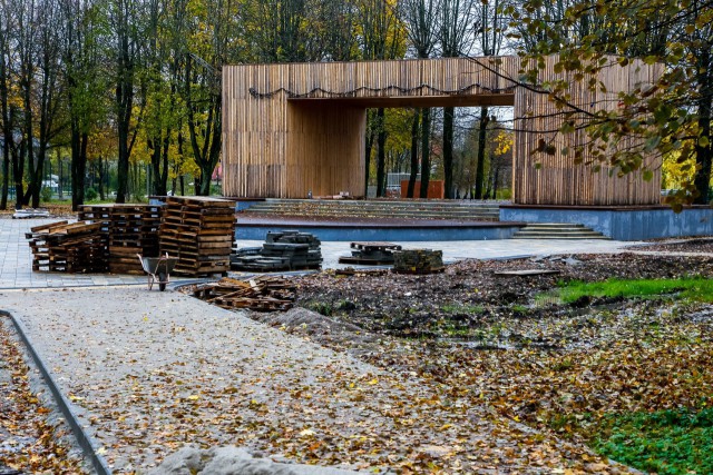 «Необычная плитка и возрождение бассейна»: как благоустраивают Парк воды, культуры и отдыха в Гусеве