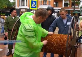 В Светлогорске собрали бусы из янтаря длиной полтора километра (видео)