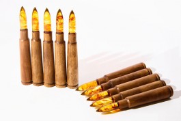 В Калининградской области создали янтарный сувенир в виде пули  (фото)