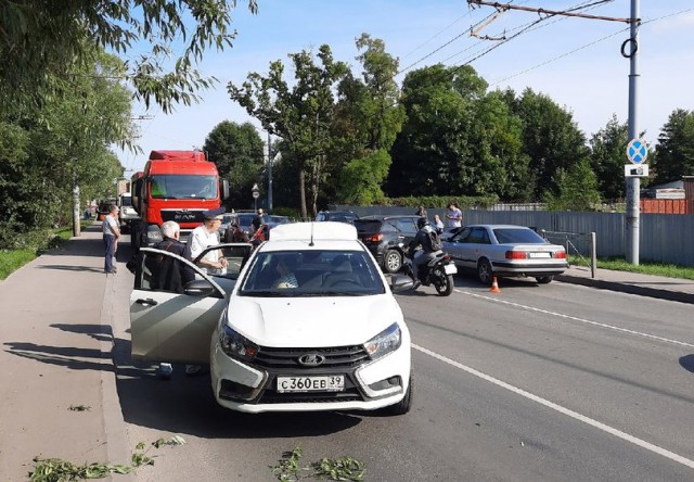 На проспекте Победы в Калининграде столкнулись четыре машины: движение серьёзно затруднено