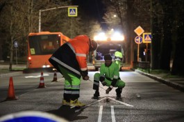 На улицах Калининграда начали обновлять дорожную разметку после зимы (фото)