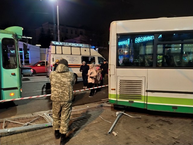 «Получилось столкновение, и сюда улетели»: водитель автобуса рассказал о ДТП на улице Горького