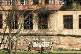 В Калининграде горело заброшенное здание ликёро-водочного завода