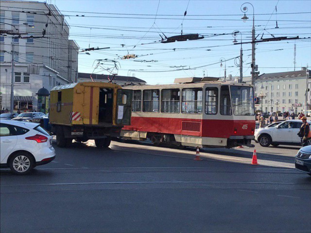 В центре Калининграда трамвай сошёл с рельсов