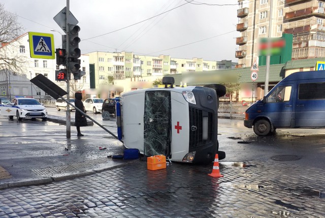 На улице Фрунзе в Калининграде после ДТП перевернулась машина скорой помощи