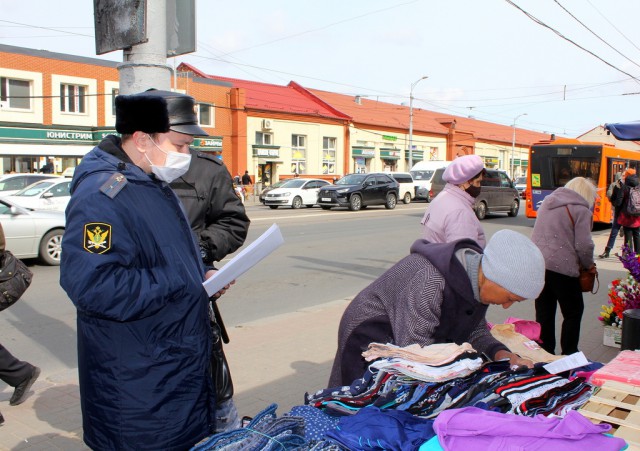 Приставы арестовали товар у нелегальных торговцев в центре Калининграда