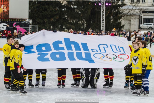 Хоккеисты городской спортшколы с флагом прошлой зимней Олимпиады