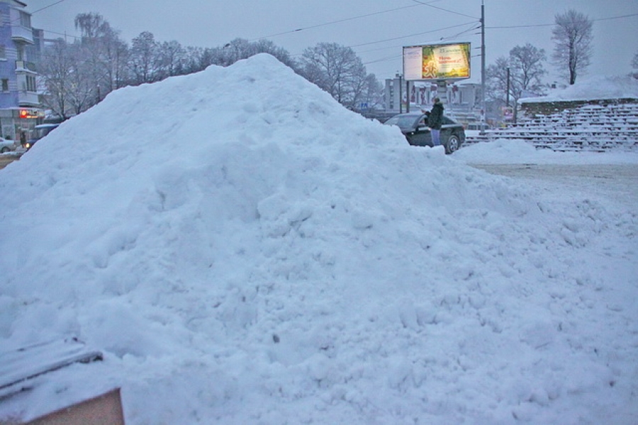 В снегу на трассе Ладушкин — Корнево застрял автобус с туристами