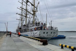 Знаменитый парусник «Мир» впервые причалил в порту в Пионерском 