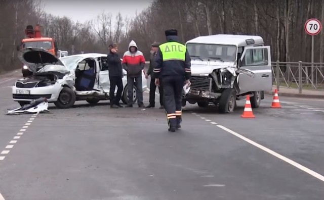 В Чкаловске водитель «Шкоды» не уступил дорогу и врезался в «Ровер»: мужчина погиб (видео)