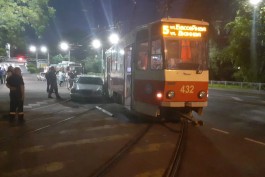Очевидцы: В Калининграде трамвай сошёл с рельсов из-за ДТП с «Мерседесом»