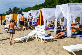 В Янтарном поднимают цены на лежаки, туалеты и парковку у пляжа