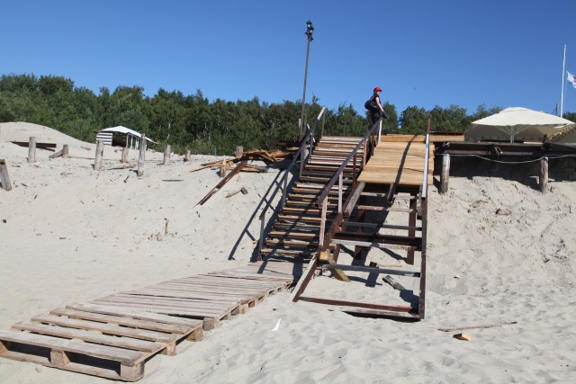 В Балтийске частично демонтируют деревянный променад 