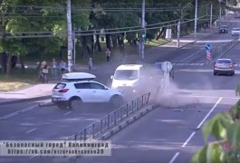 На улице Горького в Калининграде кроссовер врезался в ограждение (видео)