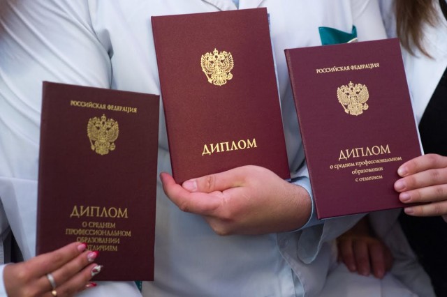 В Калининграде троих сотрудников предприятия подозревают в покупке поддельных дипломов