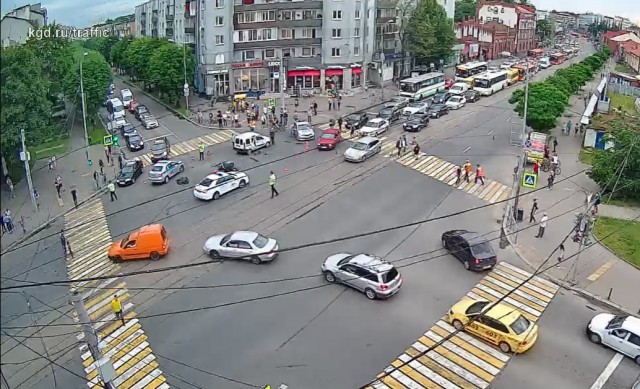 Очевидцы: На улице Черняховского в Калининграде в ДТП с мотоциклом погибла девушка