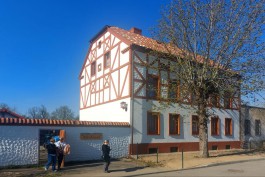 На территории восстановленного старинного дома в центре Правдинска открыли Музей яблока и садоводства (фото)