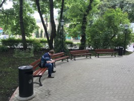 В сквере на ул. Брамса в Калининграде восстановили повреждённые вандалом скамейки