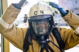 Пожарные эвакуировали людей из горящей квартиры в Калининграде