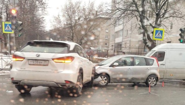 На проспекте Победы в Калининграде столкнулись «Ниссан» и «Лексус»: движение затруднено
