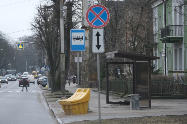 На проспекте Мира в Калининграде вандалы разбили остановку кирпичом (фото)