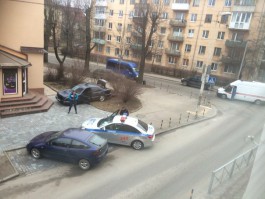 На ул. Репина в Калининграде «Мерседес» столкнулся со «скорой» и выехал на тротуар